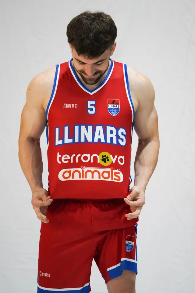 Jugadores del CB Llinars con la equipación de Terranova Animals