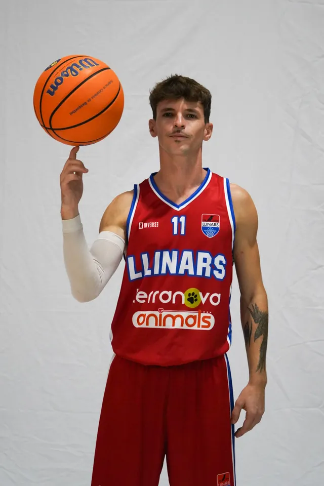 Jugadores del CB Llinars con la equipación de Terranova Animals