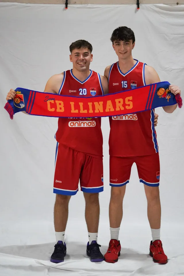 Jugadores del CB Llinars con la equipación de Terranova Animals