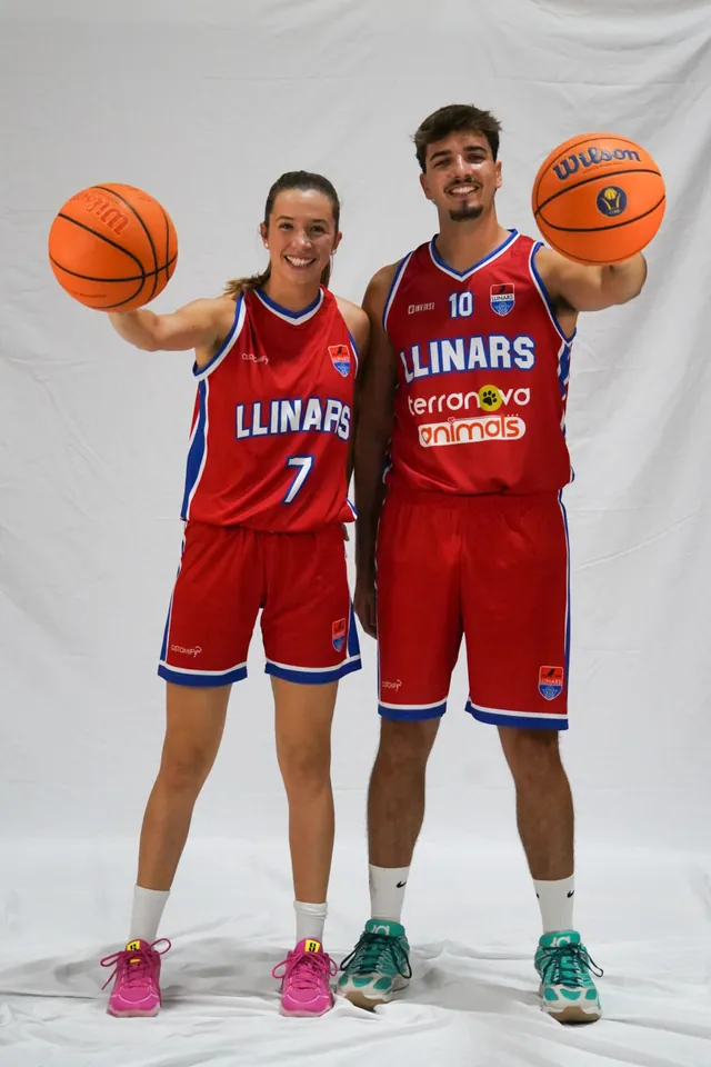 Jugadores del CB Llinars con la equipación de Terranova Animals